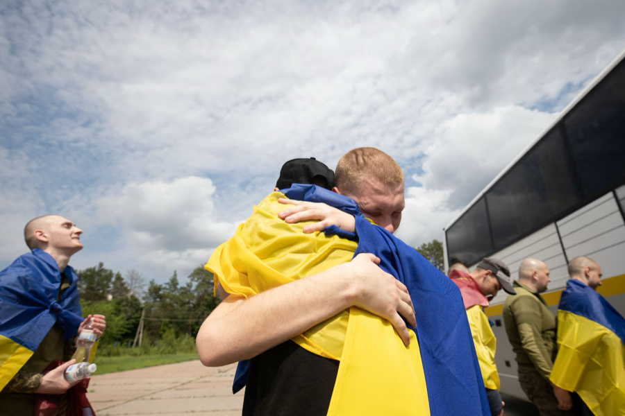 “Mãe, cheguei!”: Ucrânia e Rússia fazem troca de prisioneiros em acordo inédito 🇺🇦