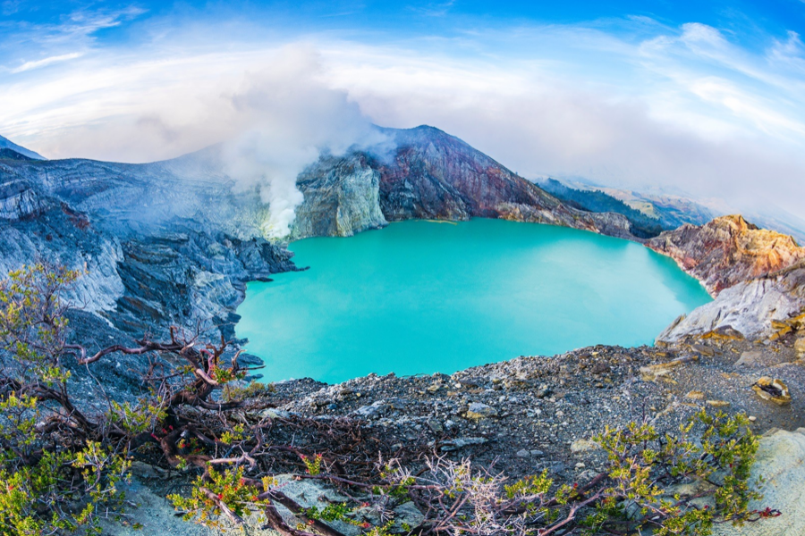 🌋 Você encararia? As trilhas mais bizarras em vulcões ativos 🌎