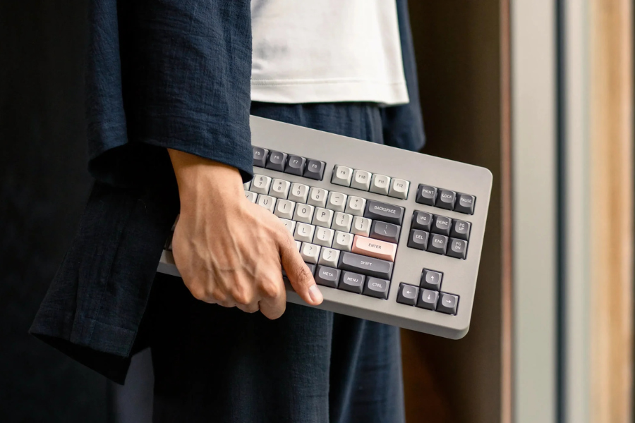 Ryan Norbauer gastou meio milhão de dólares e 5 anos criando o teclado mais caro do mundo - descubra como o Seneca de R$ 18 mil revolucionou os teclados mecânicos e por que vale cada centavo para os fanáticos por tecnologia.